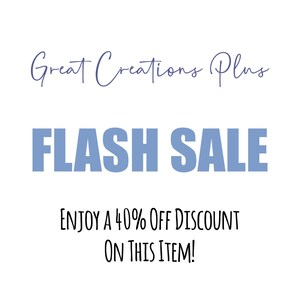 Pu&ograve; includere: Un cartello grafico bianco con il testo Great Creations Plus in un carattere corsivo blu scuro. Sotto, le parole FLASH SALE appaiono in grandi lettere maiuscole blu chiaro in grassetto, seguite dal testo Enjoy a 40% Off Discount On This Item!