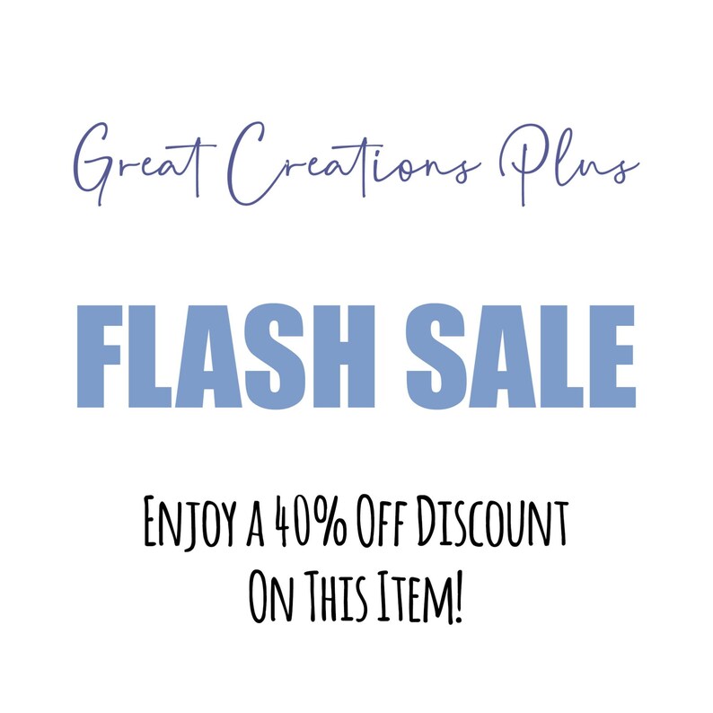 Pu&ograve; includere: Un cartello grafico bianco con il testo Great Creations Plus in un carattere corsivo blu scuro. Sotto, le parole FLASH SALE appaiono in grandi lettere maiuscole blu chiaro in grassetto, seguite dal testo Enjoy a 40% Off Discount On This Item!