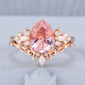 Art Deco 2ct Birne rosa Saphir Verlobungsring Set Floral inspirierter Ehering Moissanite Cluster Braut Set Einzigartige Moissanite Hochzeitsset