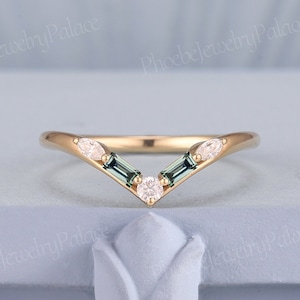 Zarte Baguette Grün Saphir Gebogener Ehering Gold Art Deco Libellen Diamant Ring Moissanite Stapelring Schutz Chevron Band Kundenspezifisches Geschenk