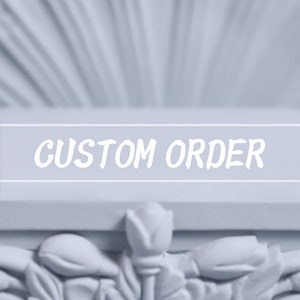 K&ouml;nnte beinhalten: Nahaufnahme eines wei&szlig;en, dekorativen, verzierten Hintergrunds mit dem Text "CUSTOM ORDER" in wei&szlig;en Buchstaben.