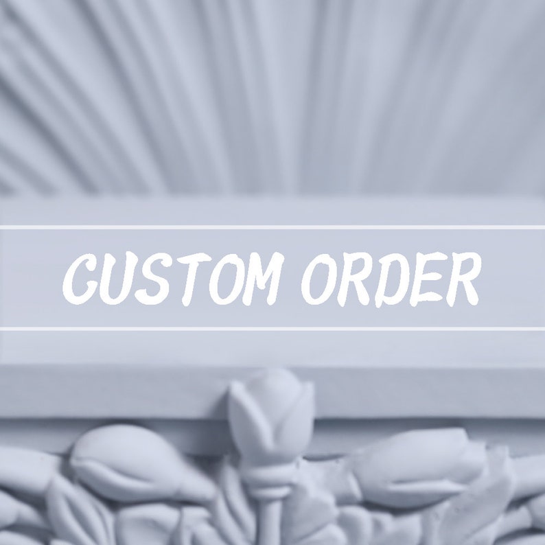 K&ouml;nnte beinhalten: Nahaufnahme eines wei&szlig;en, dekorativen, verzierten Hintergrunds mit dem Text "CUSTOM ORDER" in wei&szlig;en Buchstaben.