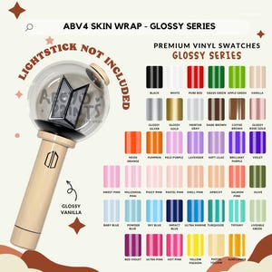 Op de afbeelding: Een lichtbeige lichtstick met een heldere bol, naast een kleurstalenkaart. De kaart toont verschillende glanzende vinylkleuren, waaronder zwart, wit, rood, groen, roze en blauw. De tekst op de afbeelding luidt "ABV4 Skin Wrap - Glossy Series."