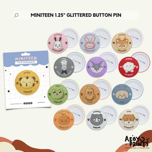 Peut inclure: Une collection d'épingles à bouton pailletées Miniteen de 3,18 cm. Chaque épingle présente un personnage de dessin animé avec du texte coréen. Les épingles sont de différentes couleurs, dont le rose, le jaune, le vert et le bleu. Une carte avec une épingle tigre est également incluse.