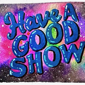 Può includere: Dipinto ad acquerello con la scritta "Have a Good Show" in lettere blu a bolle. Lo sfondo è una miscela colorata di rosa, viola e verde, con macchie bianche. L'opera è firmata in basso a destra.
