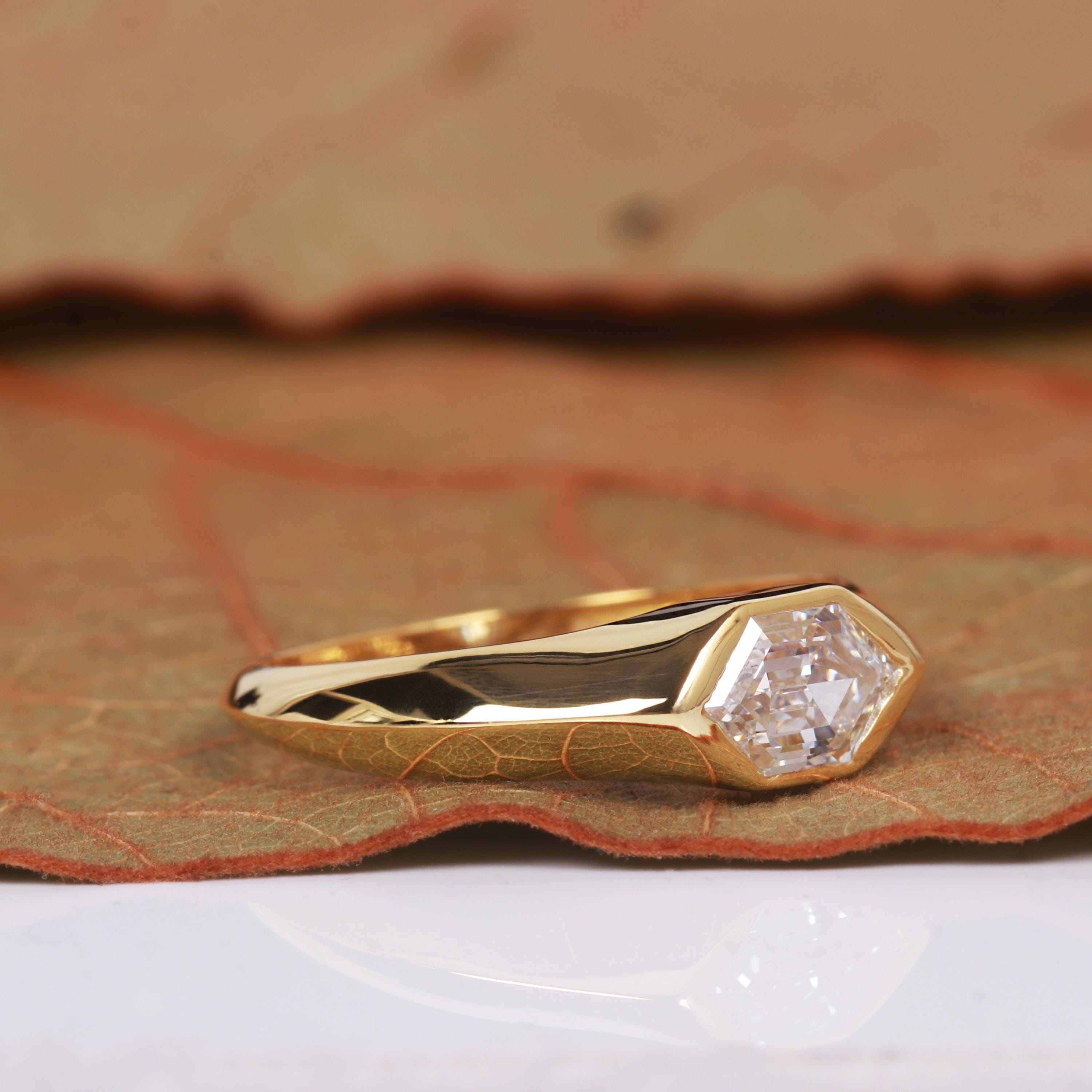 ロングヘキサゴンカットラボダイヤモンドベゼルセット結婚指輪 14K