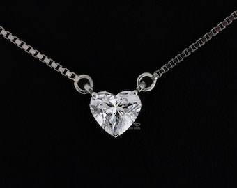 Può includere: Una collana a catena d'argento con un ciondolo a forma di cuore con un diamante.