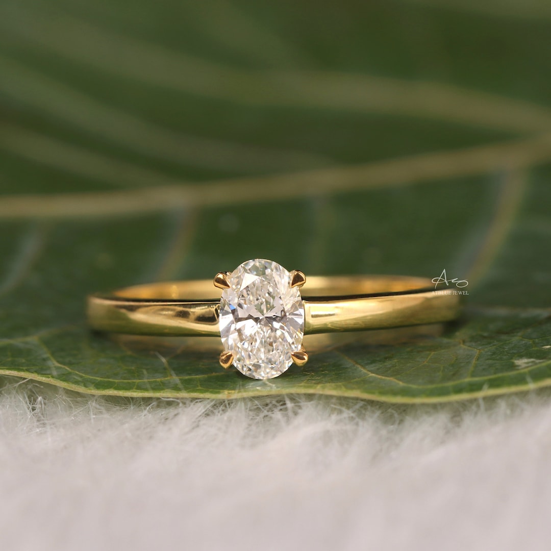 Anillo de compromiso con diamante ovalado cultivado en laboratorio