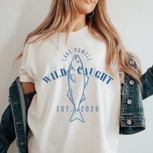 Personalisierte Angeln Shirt Geschenk für Papa Hoodie mit Reiseort und est See Leben Urlaub Hoodie Geschenk für Reisende im Freien See Fisch