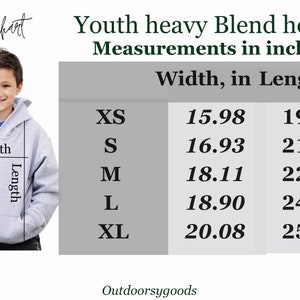 Puede incluir: Tabla de tallas de sudadera con capucha Youth Heavy Blend con medidas en pulgadas. La tabla muestra las medidas de ancho y largo para las tallas XS a XL. La imagen tambi&eacute;n muestra a un ni&ntilde;o con una sudadera con capucha gris.