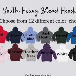 Puede incluir: Una carta de colores muestra sudaderas con capucha Youth Heavy Blend. La imagen presenta 12 opciones de color: rojo, azul marino, azul Carolina, gris oscuro, bosque, real, rosa, granate, gris jaspeado, morado, blanco y negro.