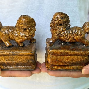 Pair Beijing Lions Fu Foo Dogs lion Statues Ceramic Chinese Feng Shui Decor Prosperity Home and Office Sculpture Gift for House Warming gift