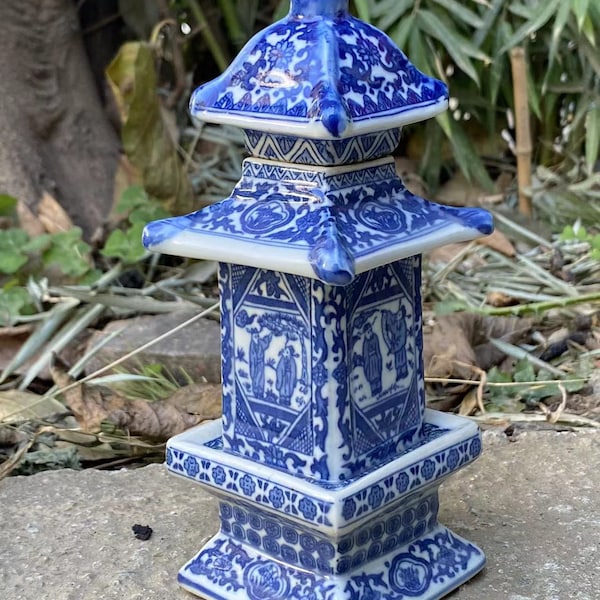 Colección oriental de mediados de siglo Torre de pagoda en miniatura de cerámica Wenchang Pintado a mano Shiwan Azul Porcelana blanca Pagodas zen Jardín de hadas A11