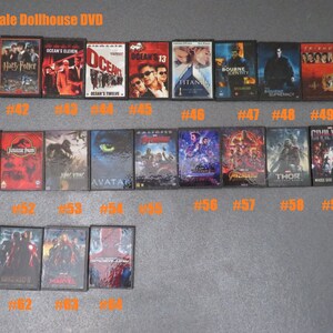 Peut inclure: Une collection de DVD miniatures pour maison de poup&eacute;e &agrave; l'&eacute;chelle 1/6. Les titres incluent "Harry Potter", "Ocean's Eleven", "Titanic", "Bourne Identity" et "Friends". Les DVD pr&eacute;sentent des illustrations de films color&eacute;es et sont num&eacute;rot&eacute;s.