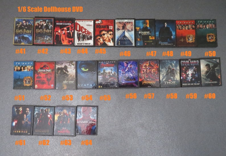 Peut inclure: Une collection de DVD miniatures pour maison de poup&eacute;e &agrave; l'&eacute;chelle 1/6. Les titres incluent "Harry Potter", "Ocean's Eleven", "Titanic", "Bourne Identity" et "Friends". Les DVD pr&eacute;sentent des illustrations de films color&eacute;es et sont num&eacute;rot&eacute;s.