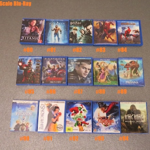 Peut inclure: Miniatures de Blu-ray de films, dont "Titanic", "Aquaman", "Harry Potter" et "Spider-Man". La collection comprend &eacute;galement "Iron Man 2", "Avengers", "La trilogie Bourne", "Raiponce", "Vaiana", "La Reine des Neiges", "Blanche-Neige", "Le Grinch", "Un chant de No&euml;l" et "King Kong".
