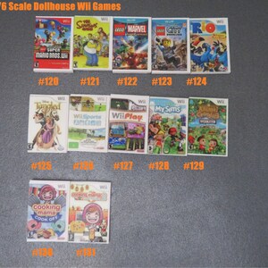 Peut inclure: Une collection de jeux Wii miniatures pour maison de poup&eacute;e, &eacute;tiquet&eacute;s "1/6 Scale Dollhouse Wii Games." Les titres incluent "Super Mario Bros. Wii," "The Simpsons," "Lego Marvel," "Lego City," et "Rio." D'autres jeux sont "Tangled," "Wii Sports," "Wii Play," "My Sims," "Animal Crossing," et "Cooking Mama."