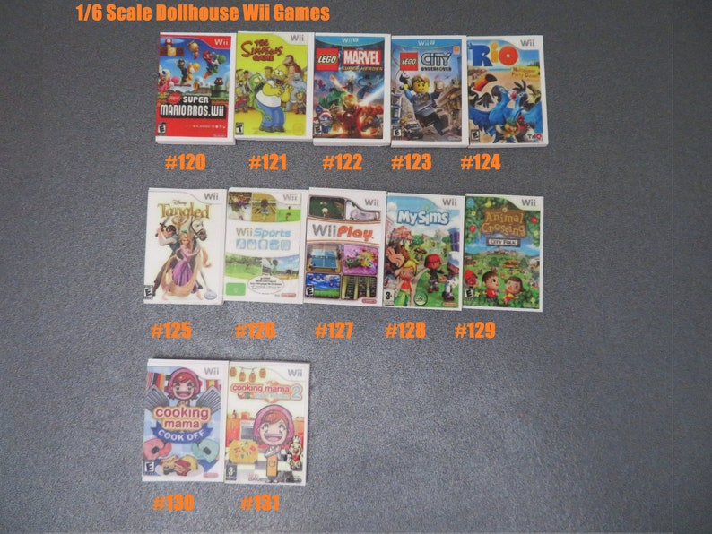 Peut inclure: Une collection de jeux Wii miniatures pour maison de poup&eacute;e, &eacute;tiquet&eacute;s "1/6 Scale Dollhouse Wii Games." Les titres incluent "Super Mario Bros. Wii," "The Simpsons," "Lego Marvel," "Lego City," et "Rio." D'autres jeux sont "Tangled," "Wii Sports," "Wii Play," "My Sims," "Animal Crossing," et "Cooking Mama."