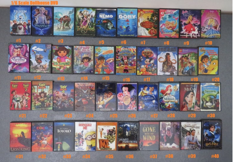 Peut inclure: Une collection de mini-DVD, &eacute;tiquet&eacute;s 1/6 Scale Dollhouse DVD. Les titres incluent "Frozen", "Tangled", "Nemo", "Dory", "Barbie", "Up", "Dora", "Toy Story", "Mulan", "Shrek", et plus encore. Les bo&icirc;tiers sont dispos&eacute;s en rang&eacute;es.