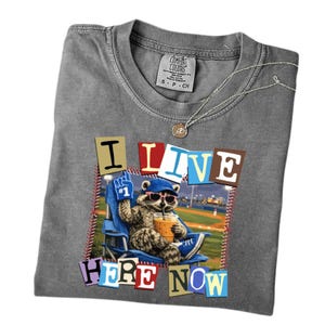 Divertente maglietta da baseball con procione "Io vivo qui adesso" - Maglietta grafica in stile lettera di riscatto - Maglietta da tifoso di baseball alla moda - Regalo vintage per papà appassionato di baseball