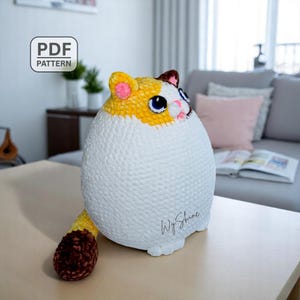 太った猫のかぎ針編みパターン、ぽっちゃり子猫の編みぐるみパターン、抱きしめたくなる枕の三毛猫のぬいぐるみ、PDFファイル（英語 - 米国語）Wyshine著