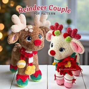 Può includere: Due bambole di renne all'uncinetto. Uno è marrone con naso rosso, corna bianche e sciarpa rossa e bianca. L'altro è color crema con accenti rossi e verdi. Il testo "Reindeer Couple PDF Pattern" è in alto.