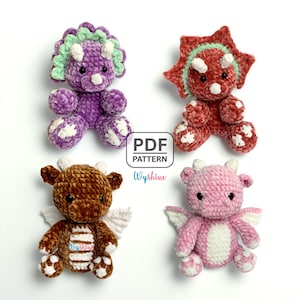 Könnte beinhalten: Vier gehäkelte Dinosaurier-Spielzeuge aus Plüsch in Lila, Rot, Braun und Rosa. Jedes hat ein einzigartiges Design, einschließlich Hörnern, Rüschen und Flügeln. Die Spielzeuge sitzen auf einer weißen Oberfläche. Der Text "PDF PATTERN" und "Wyshine" ist enthalten.