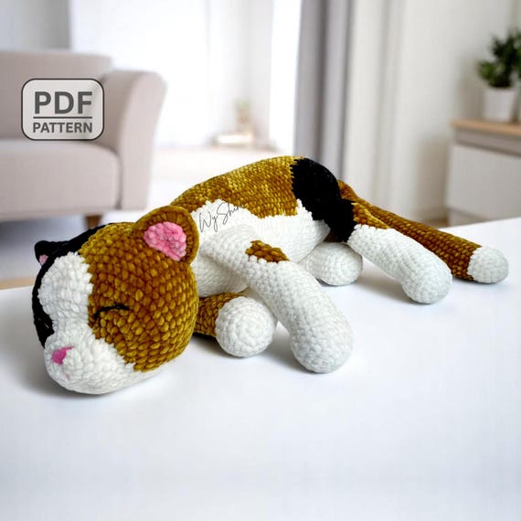 眠っている猫の編み図、かわいい子猫のあみぐるみパターン、抱きしめ