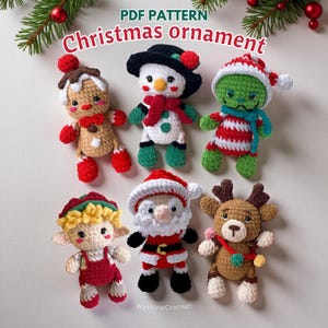 Könnte beinhalten: Eine Sammlung von sechs handgefertigten gehäkelten Weihnachtsschmuckstücken. Die Ornamente umfassen einen Lebkuchenmann, einen Schneemann, den Grinch, einen Elf, den Weihnachtsmann und ein Rentier. Die Ornamente sind in verschiedenen Farben gehalten, darunter Rot, Grün, Braun und Weiß. Der Text "PDF PATTERN Christmas ornament" steht oben.