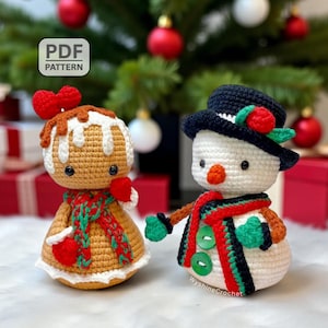 Könnte beinhalten: Zwei gehäkelte Weihnachtsdekorationen: ein Lebkuchenmann und ein Schneemann. Der Lebkuchenmann ist hellbraun mit weißen Zuckergussdetails, einer roten Schleife und einem rot-grünen Schal. Der Schneemann hat einen schwarzen Hut, einen rot-grünen Schal und grüne Fäustlinge. Im Hintergrund sind ein Weihnachtsbaum und Geschenke.