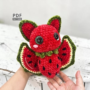 Schema PDF per realizzare un pipistrello all'uncinetto a forma di anguria, peluche amigurumi di Halloween, decorazione autunnale a forma di pipistrello della frutta, idea regalo