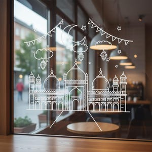 以下が含まれることがあります： ガラス窓に描かれた、モスク、三日月、星、雲、吊り下げられたランタンの白い線画。 デザインは、お祝いや祝日のための、お祝いの装飾です。 背景にはカフェの内装と外装が写っています。