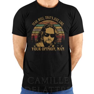 Könnte beinhalten: Schwarzes T-Shirt mit Retro-Design. Das Design zeigt den Text "YEAH, WELL, THAT'S JUST, LIKE, YOUR OPINION, MAN" und ein Porträt eines Mannes mit Sonnenbrille vor einem Hintergrund im Sonnenuntergangsstil.