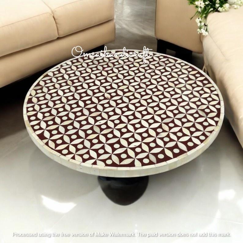 象嵌細工　コーヒーテーブル ハンドメイドの骨象嵌コーヒーテーブル：職人によるラウンドアクセント