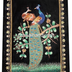 36 &quot;x 24&quot; Zardozi Pfau Tapisserie Exquisite Hand bestickte Seidenkunst für Vogelliebhaber, komplizierte Vogelwand und Wohnzimmerdekor