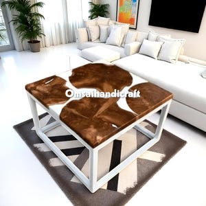 Mesa de centro de acacia y nogal con borde natural: resina epoxi blanca, diseño cuadrado