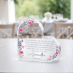 Puede incluir: Un pisapapeles de acr&iacute;lico transparente en forma de coraz&oacute;n con un dise&ntilde;o floral y un mensaje que dice: "A mi suegra Estoy tan agradecida por la forma en que siempre me has dado la bienvenida a tu familia con los brazos abiertos y un coraz&oacute;n c&aacute;lido. Nuestra relaci&oacute;n es incre&iacute;blemente especial para m&iacute;, y me siento realmente bendecida de tenerte en mi vida. Con amor. Samantha 04.08.2024"