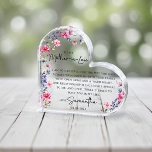 Puede incluir: Un pisapapeles de cristal transparente en forma de coraz&oacute;n con un dise&ntilde;o floral y un mensaje que dice: "A mi suegra Estoy tan agradecida por la forma en que siempre me has dado la bienvenida a tu familia con los brazos abiertos y un coraz&oacute;n c&aacute;lido. Nuestra relaci&oacute;n es incre&iacute;blemente especial para m&iacute;, y me siento realmente bendecida de tenerte en mi vida. Con amor Samantha 04.08.2024"