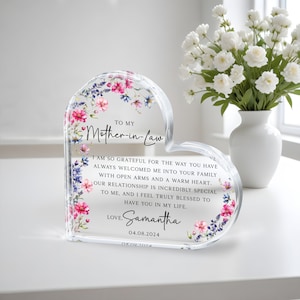 Puede incluir: Una placa acr&iacute;lica transparente en forma de coraz&oacute;n con un dise&ntilde;o floral y un mensaje para una suegra. El mensaje dice: "A mi suegra Estoy tan agradecida por la forma en que siempre me has dado la bienvenida a tu familia con los brazos abiertos y un coraz&oacute;n c&aacute;lido. Nuestra relaci&oacute;n es incre&iacute;blemente especial para m&iacute;, y me siento realmente bendecida de tenerte en mi vida. Con amor, Samantha 04.08.2024"
