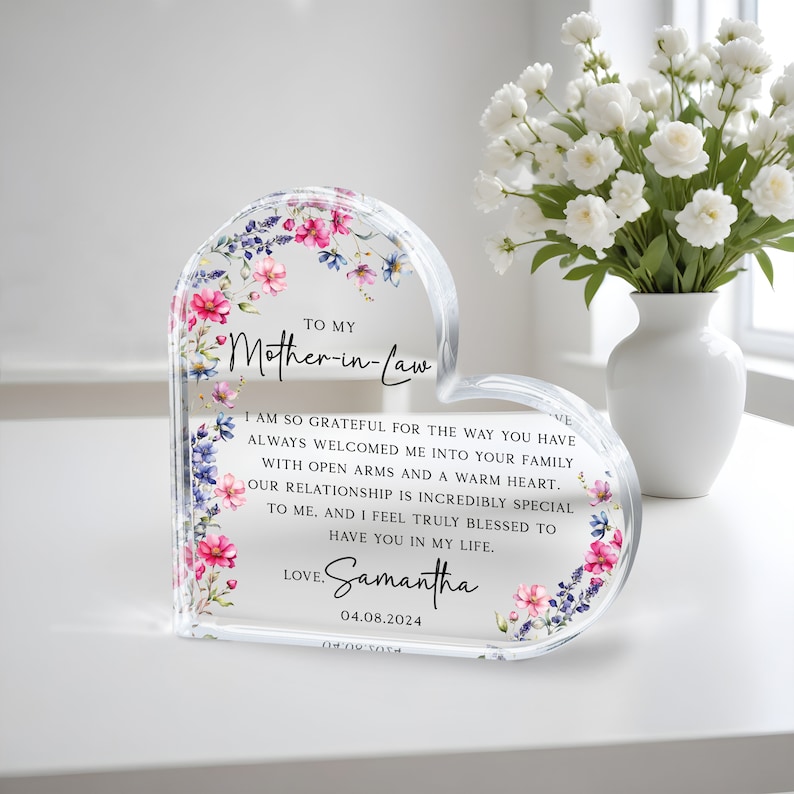 Puede incluir: Una placa acr&iacute;lica transparente en forma de coraz&oacute;n con un dise&ntilde;o floral y un mensaje para una suegra. El mensaje dice: "A mi suegra Estoy tan agradecida por la forma en que siempre me has dado la bienvenida a tu familia con los brazos abiertos y un coraz&oacute;n c&aacute;lido. Nuestra relaci&oacute;n es incre&iacute;blemente especial para m&iacute;, y me siento realmente bendecida de tenerte en mi vida. Con amor, Samantha 04.08.2024"