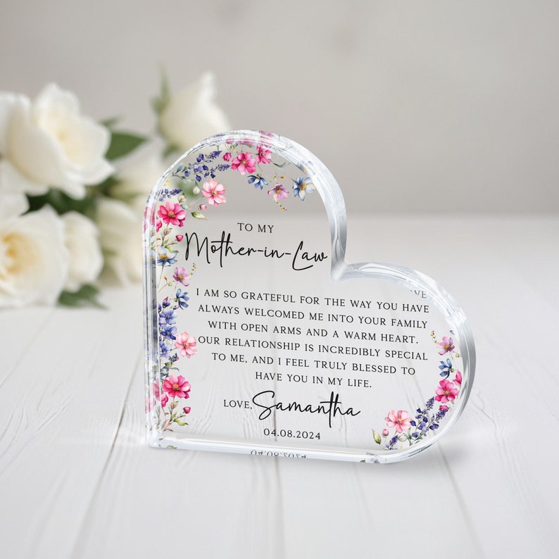 Puede incluir: Un recuerdo de acr&iacute;lico transparente en forma de coraz&oacute;n con un dise&ntilde;o floral y un mensaje para una suegra. El mensaje dice: "A mi suegra Estoy tan agradecida por la forma en que siempre me has dado la bienvenida a tu familia con los brazos abiertos y un coraz&oacute;n c&aacute;lido. Nuestra relaci&oacute;n es incre&iacute;blemente especial para m&iacute;, y me siento realmente bendecida de tenerte en mi vida. Con amor, Samantha 04.08.2024"