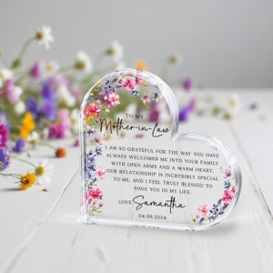 Puede incluir: Un pisapapeles de cristal en forma de coraz&oacute;n con un dise&ntilde;o floral y un mensaje para una suegra. El mensaje dice: "A mi suegra Estoy tan agradecida por la forma en que siempre me has dado la bienvenida a tu familia con los brazos abiertos y un coraz&oacute;n c&aacute;lido. Nuestra relaci&oacute;n es incre&iacute;blemente especial para m&iacute;, y me siento realmente bendecida de tenerte en mi vida. Con amor Samantha 04.08.2024"
