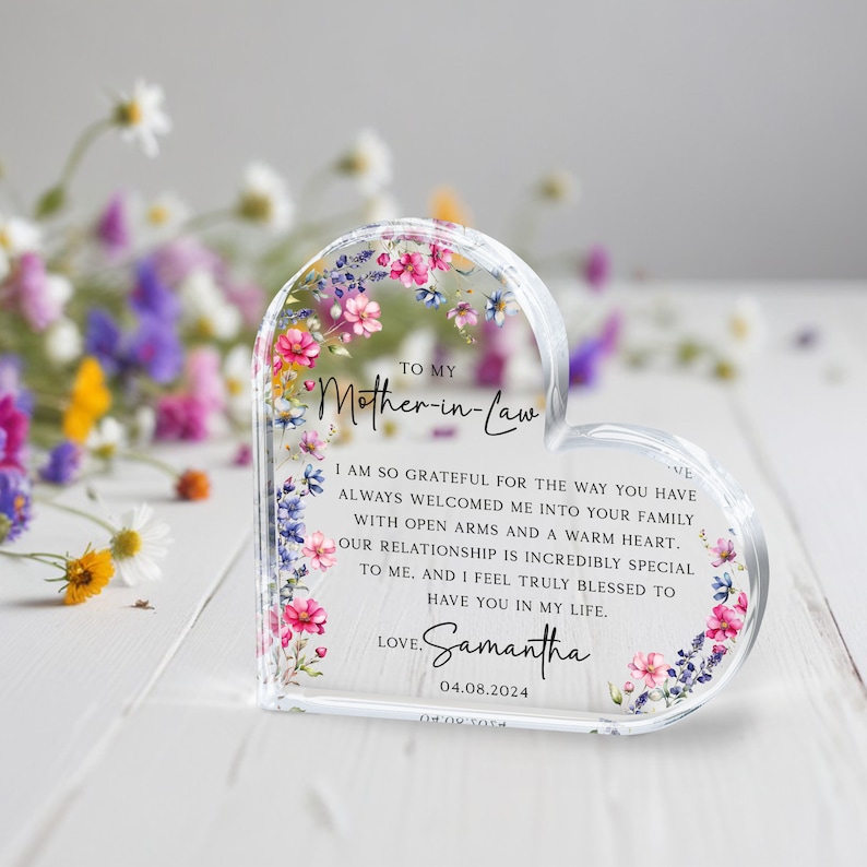 Puede incluir: Un pisapapeles de cristal en forma de coraz&oacute;n con un dise&ntilde;o floral y un mensaje para una suegra. El mensaje dice: "A mi suegra Estoy tan agradecida por la forma en que siempre me has dado la bienvenida a tu familia con los brazos abiertos y un coraz&oacute;n c&aacute;lido. Nuestra relaci&oacute;n es incre&iacute;blemente especial para m&iacute;, y me siento realmente bendecida de tenerte en mi vida. Con amor Samantha 04.08.2024"