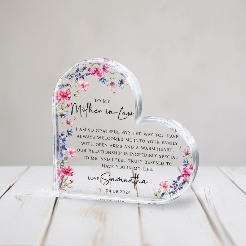Puede incluir: Una placa de acr&iacute;lico en forma de coraz&oacute;n con un dise&ntilde;o floral y un mensaje para una suegra. El mensaje dice: "A mi suegra, Estoy tan agradecida por la forma en que siempre me has dado la bienvenida a tu familia con los brazos abiertos y un coraz&oacute;n c&aacute;lido. Nuestra relaci&oacute;n es incre&iacute;blemente especial para m&iacute;, y me siento realmente bendecida de tenerte en mi vida. Con amor, Samantha, 04.08.2024".