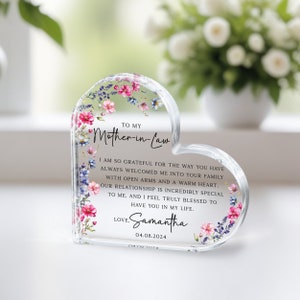 Puede incluir: Un recuerdo de acr&iacute;lico en forma de coraz&oacute;n con un dise&ntilde;o floral y un mensaje para una suegra. El mensaje dice: "A mi suegra Estoy tan agradecida por la forma en que siempre me has dado la bienvenida a tu familia con los brazos abiertos y un coraz&oacute;n c&aacute;lido. Nuestra relaci&oacute;n es incre&iacute;blemente especial para m&iacute;, y me siento realmente bendecida de tenerte en mi vida. Con amor, Samantha 04.08.2024"
