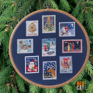 Op de afbeelding: Een borduurring met kruissteek met een verzameling kerstzegels. De postzegels tonen feestelijke taferelen, waaronder een kerstboom, de kerstman en rendieren, tegen een donkerblauwe stoffen achtergrond.