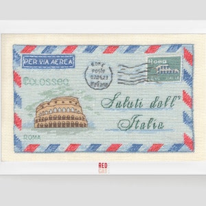 Souvenir de la Rome romantique. Modèle pdf de voyage par avion au point de croix. Le Colisée sur une carte postale vintage et un timbre-poste. Cadeau broderie DIY