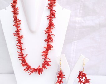 Collana con bastoncino di corallo italiano, cabochon di pietra preziosa lucidata A578
