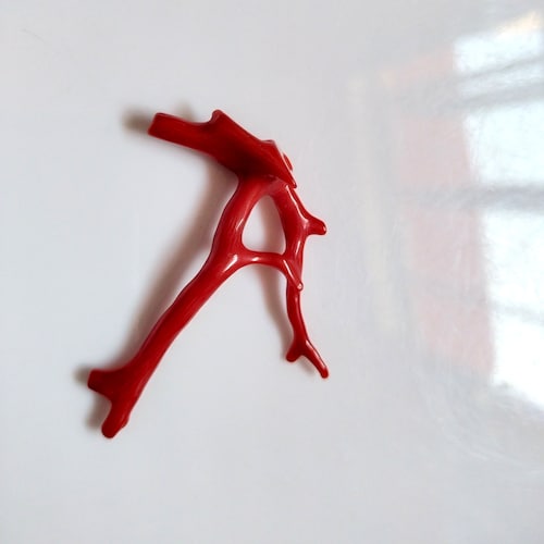SCULPTURE EN CORAIL VERITABLE SUR SOCLE EN RÉSINE 1970 CABINET DE