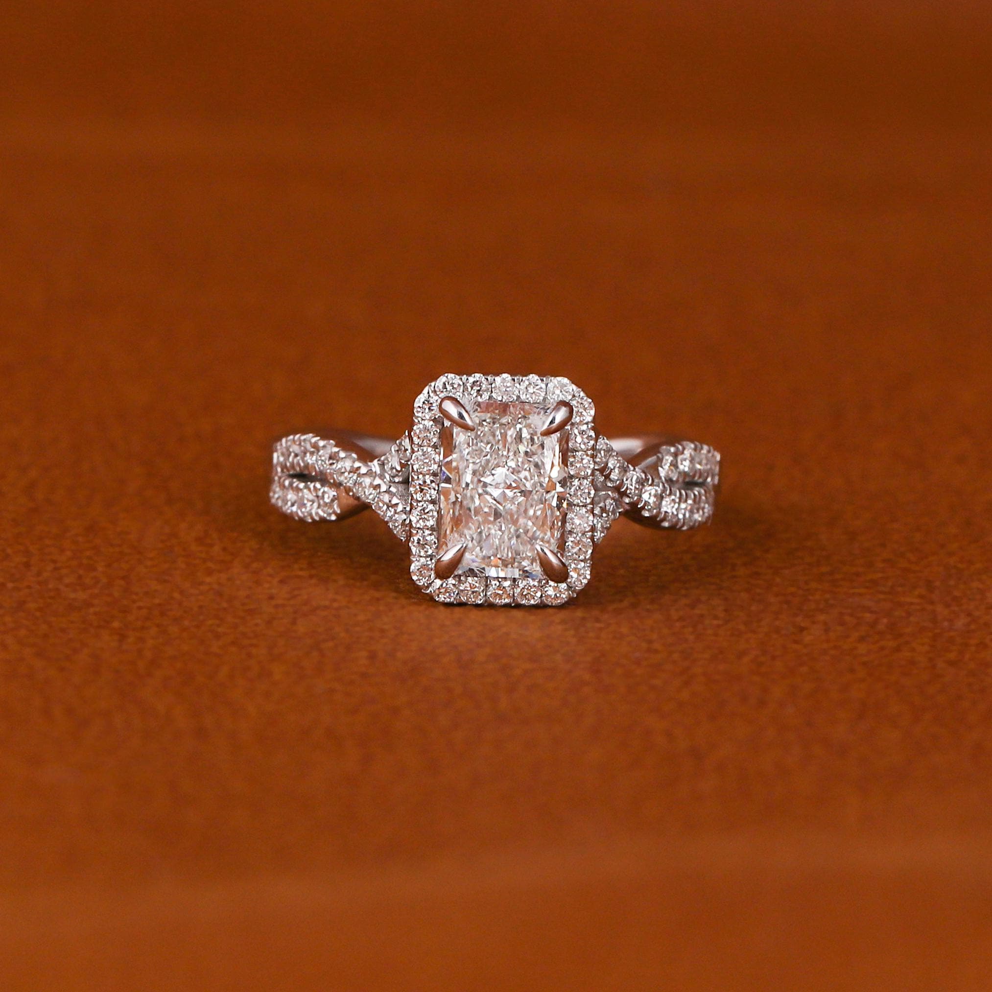 1.0～3.0カラットの輝くダイヤモンドハローエンゲージリング、本物の 